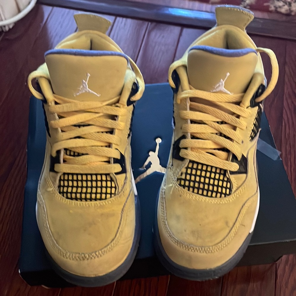 Jordan retro 4’s yellow size 3y